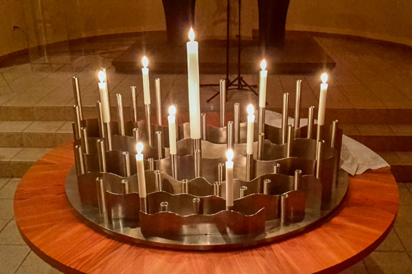 Kerzenleuchter bei der Osternacht in der Auferstehungskirche Wuppertal